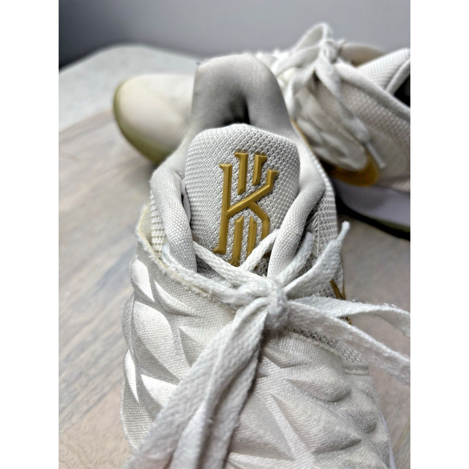 Nike Nike Kyrie Low White/Gold Basketball Shoes Size: 7 Size US 7 / EU 40 - 7 Thumbnail