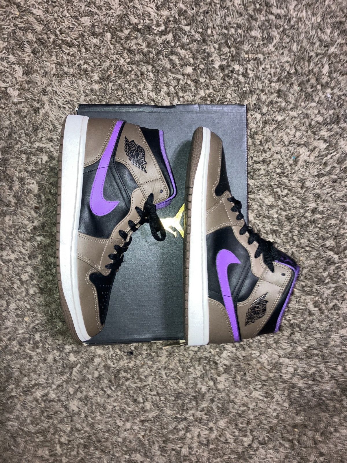 Jordan Brand Air Jordan 1 Mid 'Palomino' Size US 9 / EU 42 - 1 Thumbnail