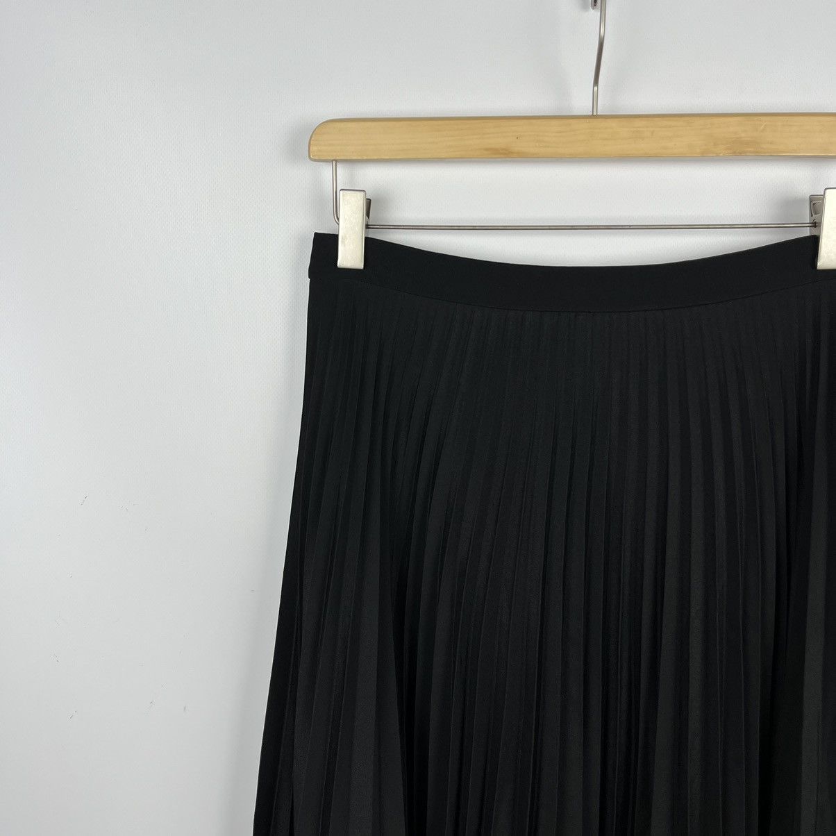 Burberry Ladies Burberry pleated midi skirt Size 28" / US 6 / IT 42 - 5 Thumbnail