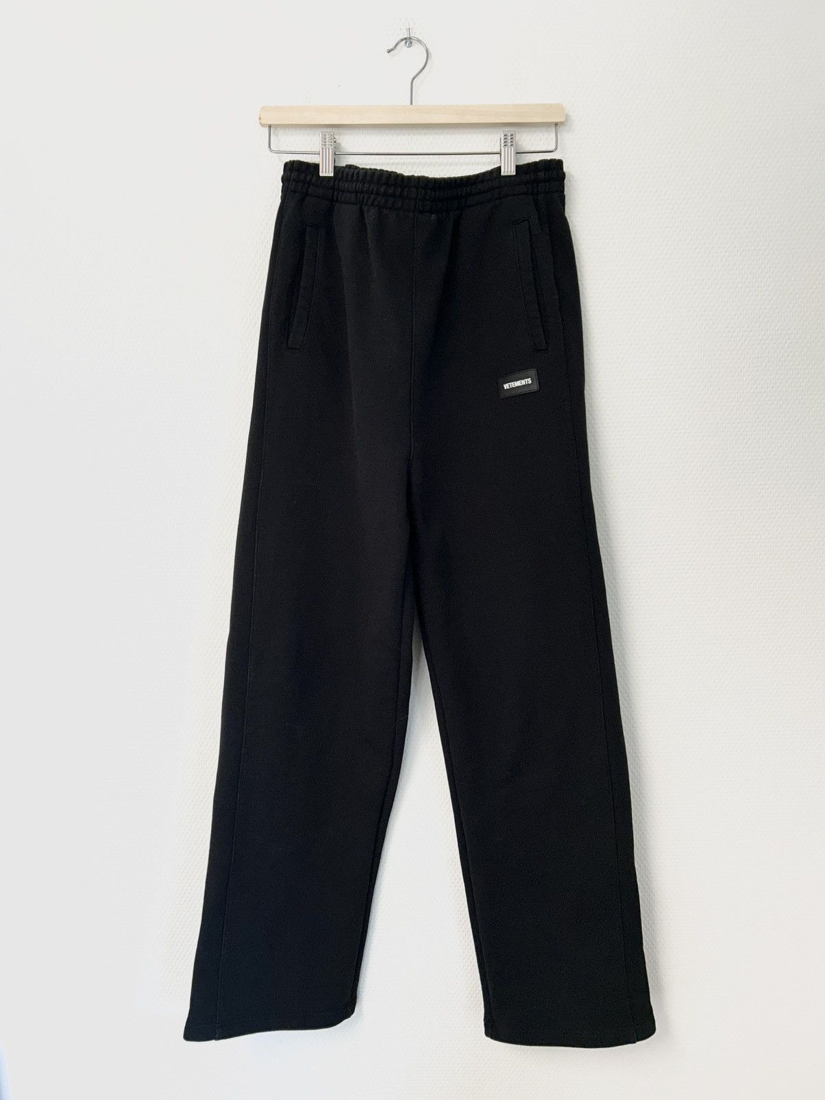 VETEMENTS Track pants in black VETEMENTS BLACK LARGE LOGO