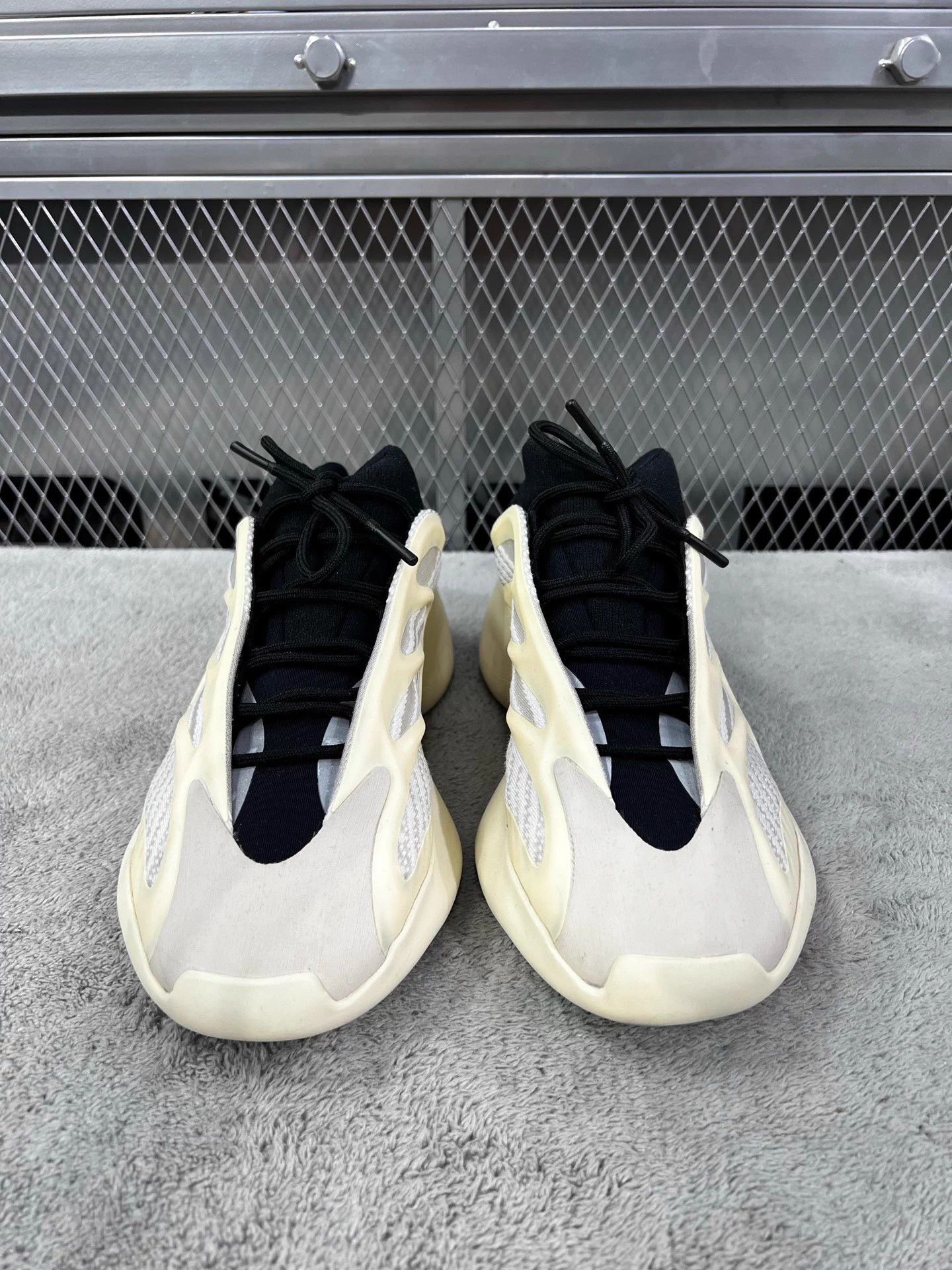 Yeezy Yeezy Boost 700 V3 Azael 2019 OTO 44.5 Size US 11.5 / EU 44-45 - 2 Thumbnail