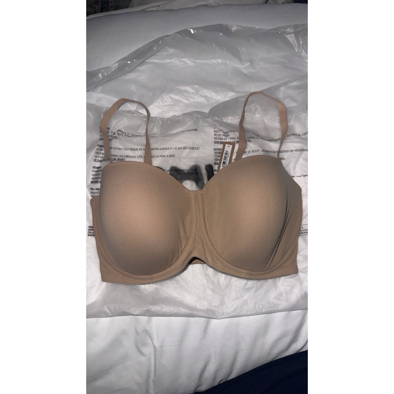 SKIMS NWT SKIMS FITS EVERYBODY STRAPLESS BRA Size ONE SIZE - 1 Thumbnail