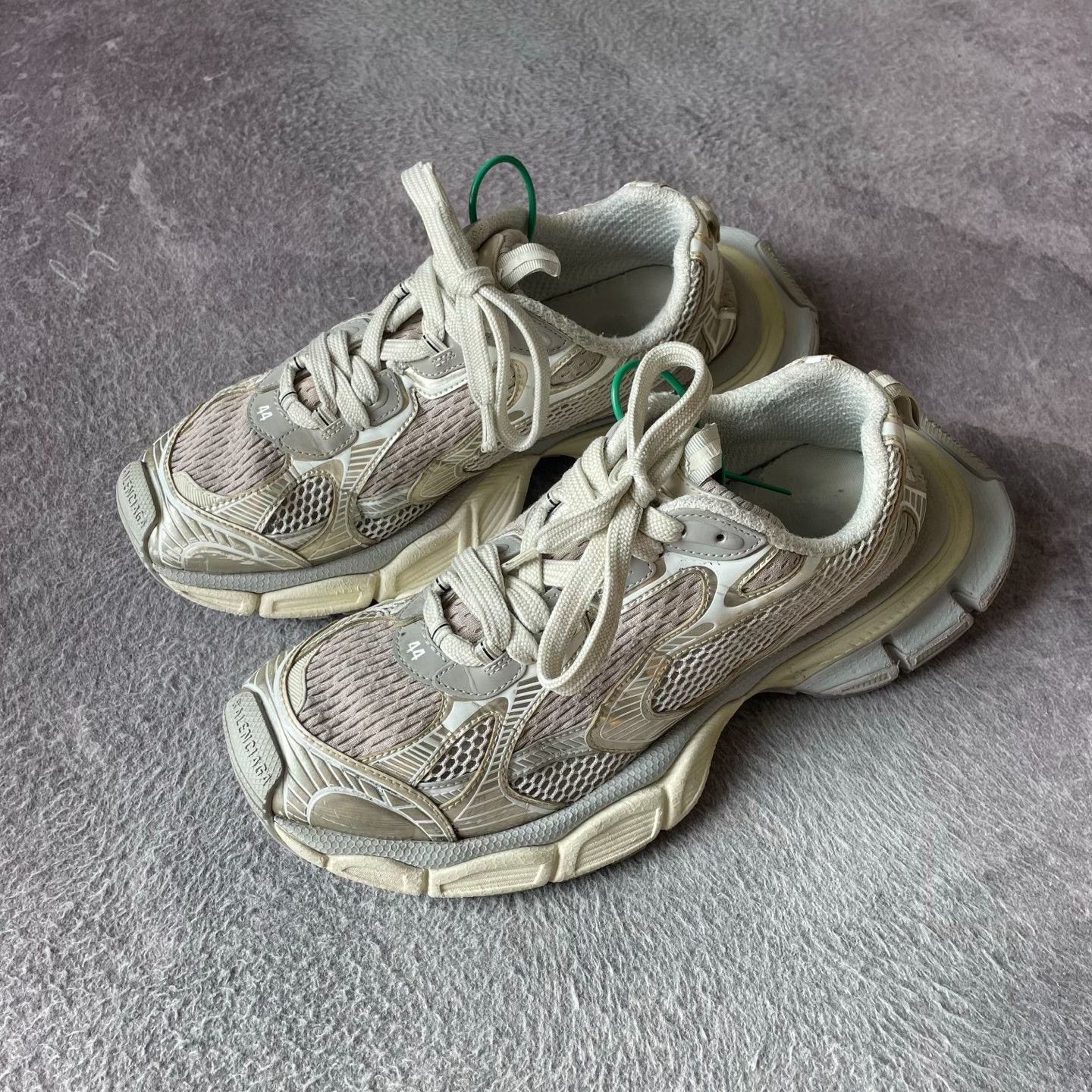 Balenciaga Balenciaga Beige Lowtop Sneakers XL Men Size US 10 / EU 43 - 1 Thumbnail