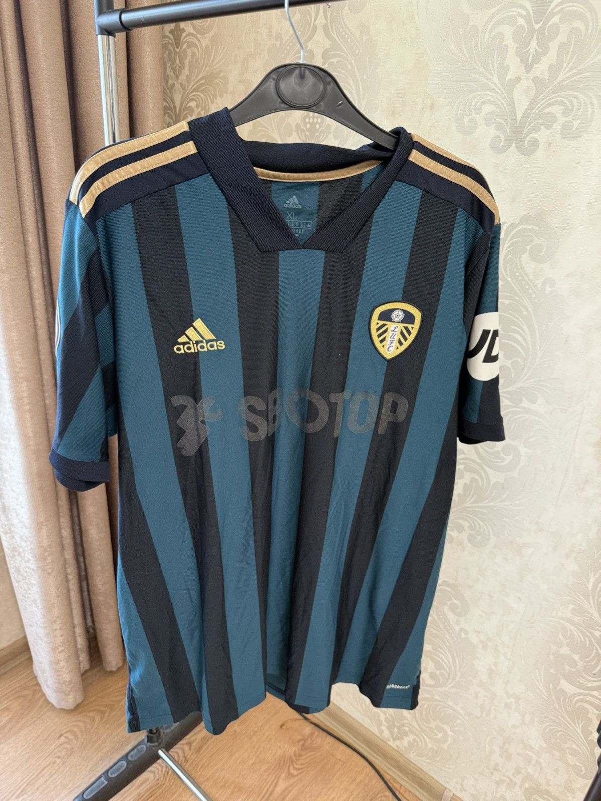 Adidas ADIDAS LEEDS UNITED JERSEY STRIPED FOOTBALL SHIRT XL Size US XL / EU 56 / 4 - 1 Thumbnail