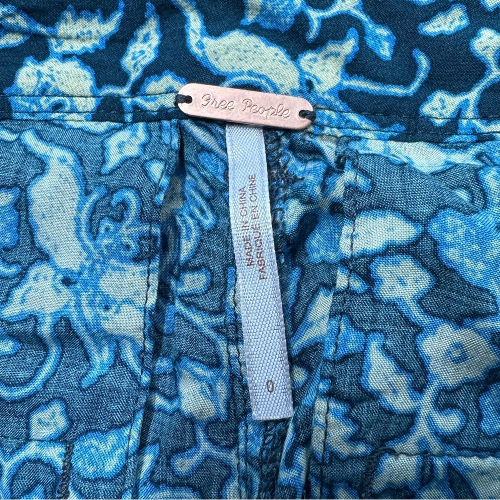 Free People Free People Blue & Cream Floral Cropped Mid Rise Pants Sz 0 Size 25" / US 0 / IT 36 - 7 Thumbnail