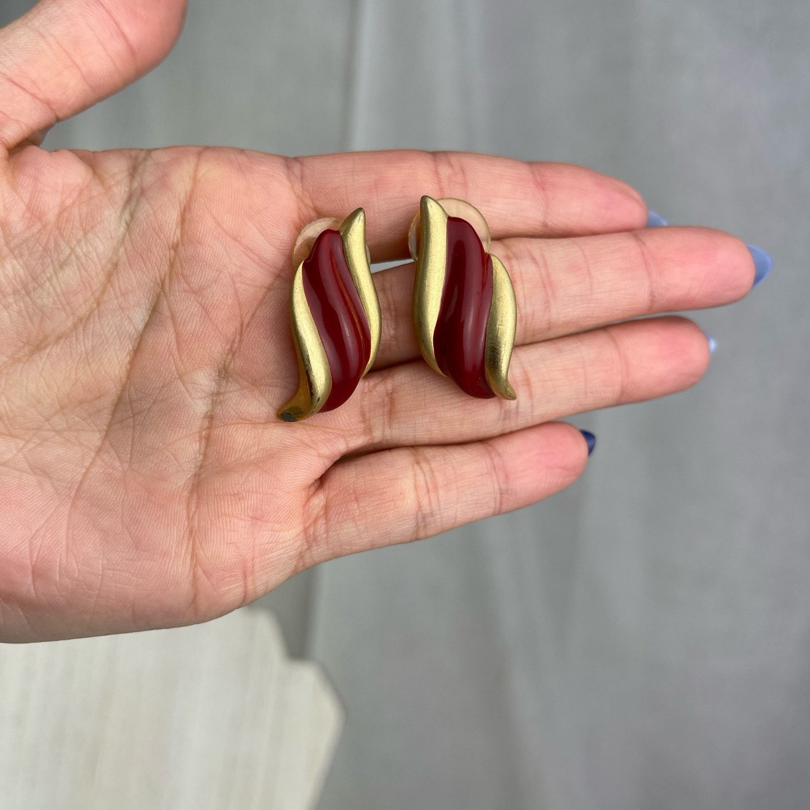 Vintage VTG 70’s 80’s Wavy Earrings Gold Red Enamel Retro Mob Wife Size ONE SIZE - 2 Thumbnail