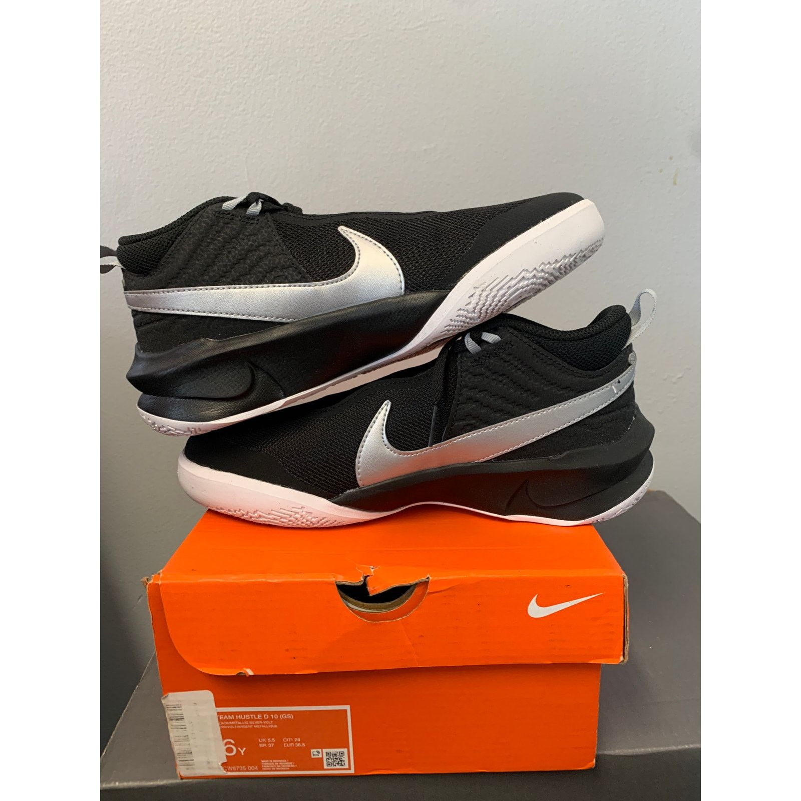 Nike Nike Team Hustle D 10 GS Basketball Kids Shoes Size 6Y NEW Size US 6 / IT 36 - 5 Thumbnail