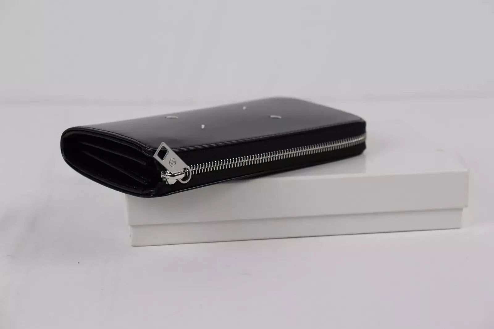 Maison Margiela o1rshd1 Size: OS / Logo Zip Wallet in Black Size ONE SIZE - 1 Thumbnail