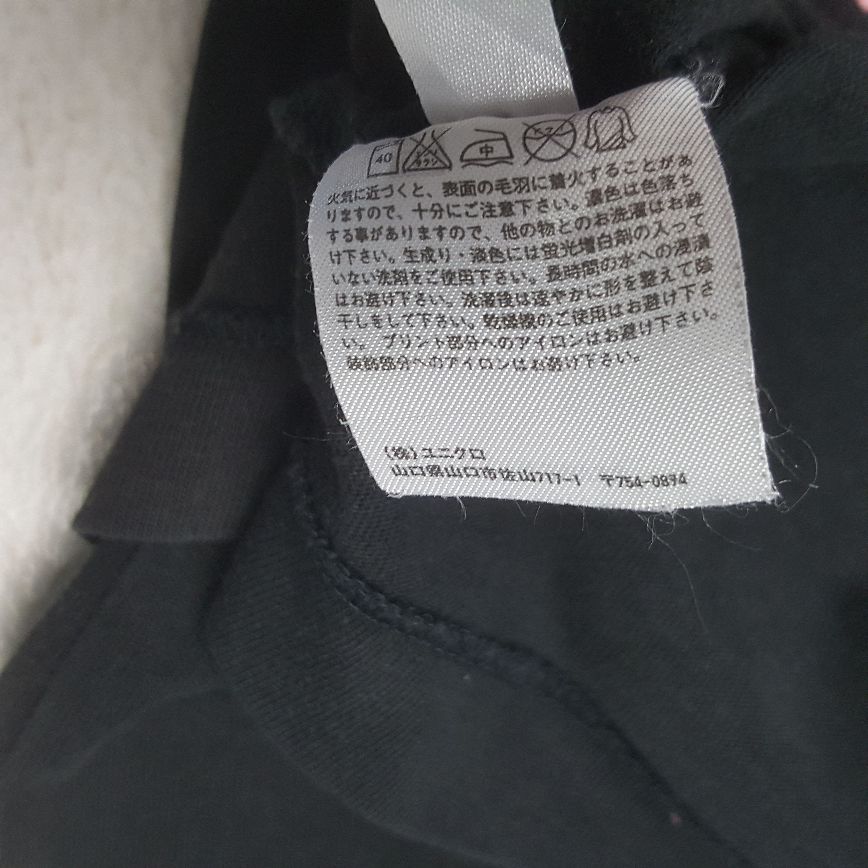 Kaws Vintage Kaws X Uniqlo Japanese Brand Tshirt C294N40 Size US L / EU 52-54 / 3 - 7 Thumbnail