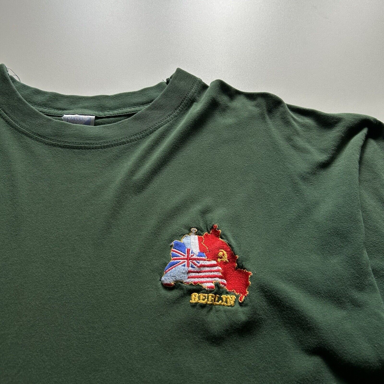 Vintage Vintage 90s Berlin West Germany Graphic T Shirt Faded Green Size US XL / EU 56 / 4 - 3 Thumbnail