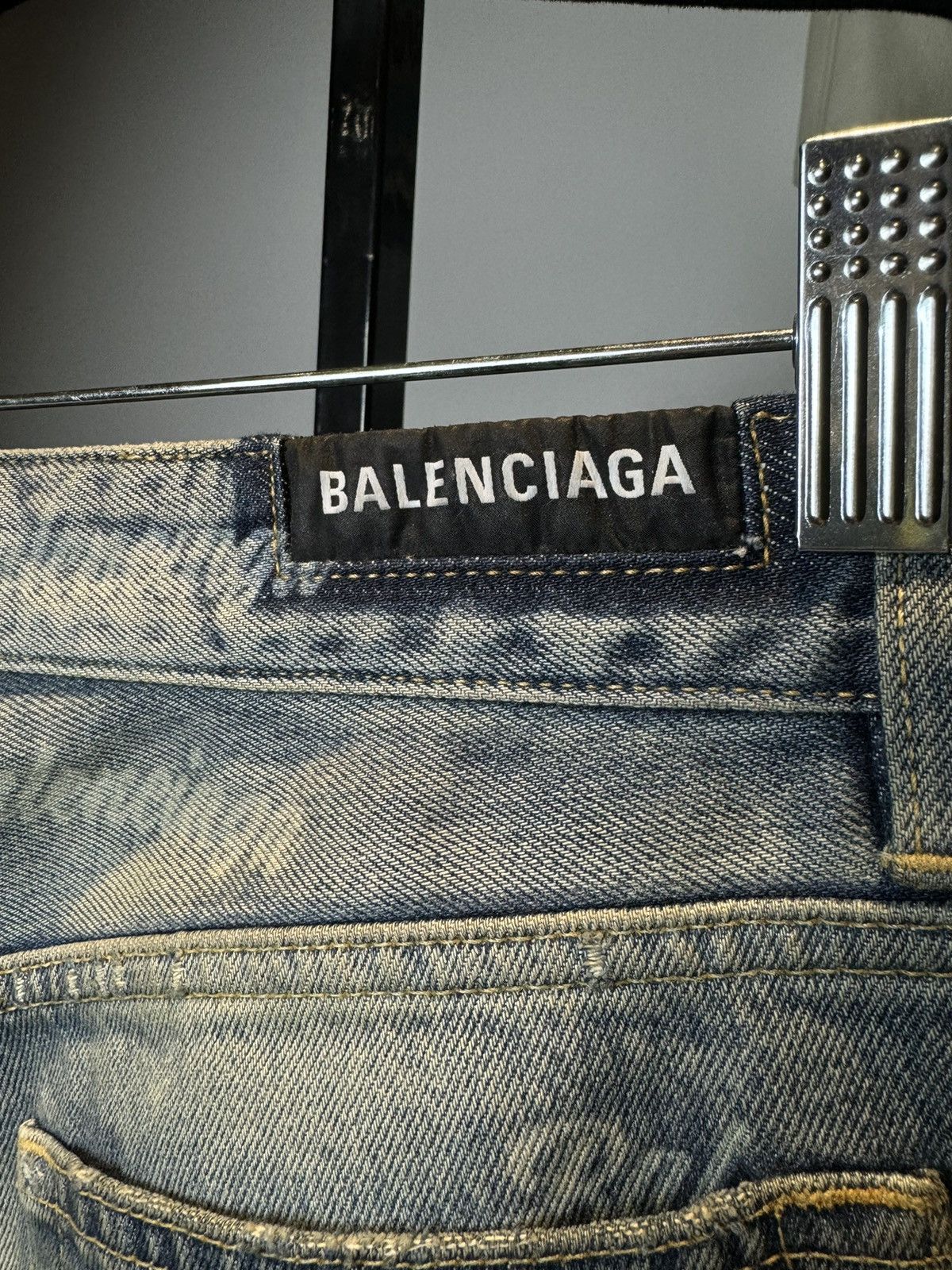 Balenciaga Balenciaga All Over Logo Light Wash Cropped Jeans - 31 Size US 31 - 14 Thumbnail