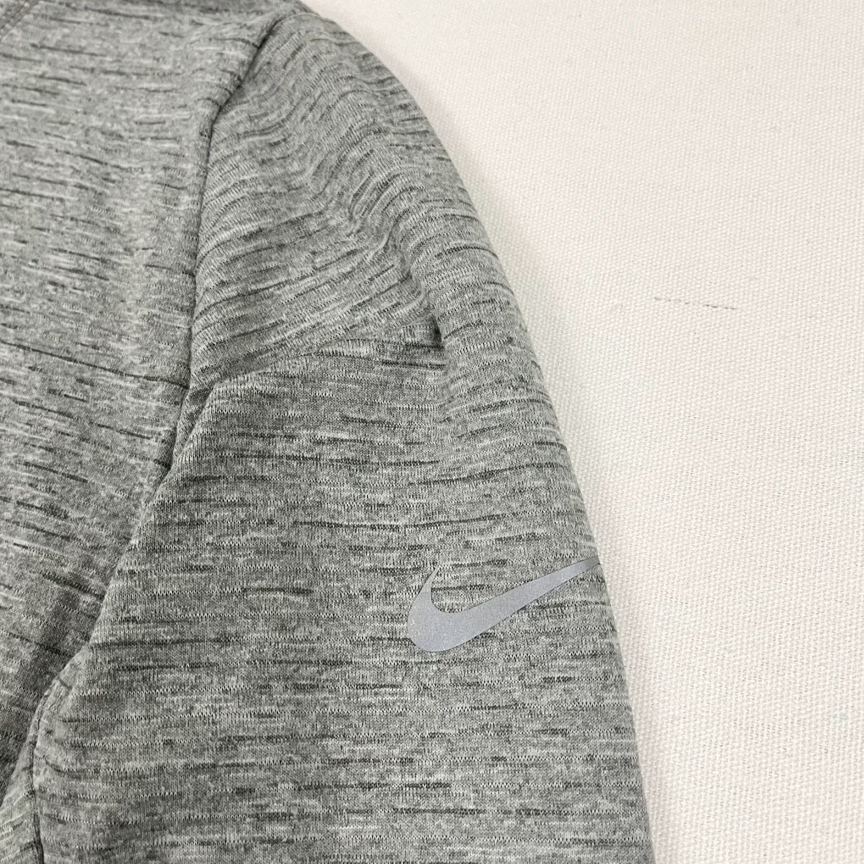 Nike **Women's Medium Nike Dri-Fit Element Grey Long Sleeve Crop Top** User: **Women's Medium Nike Dri-Fit Element Gray Long Sleeve Cropped Shirt** Size M / US 6-8 / IT 42-44 - 2 Thumbnail