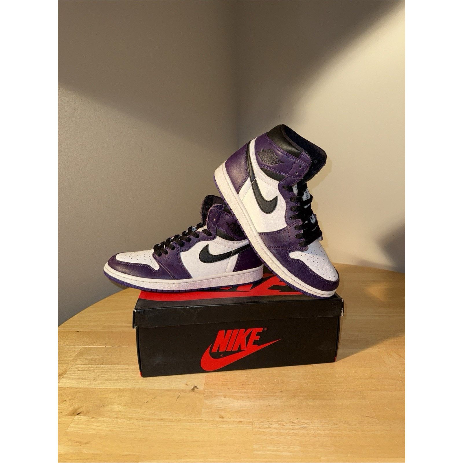 Size 9.5 Men Jordan 1 Retro High OG Court Purple 555088-500
