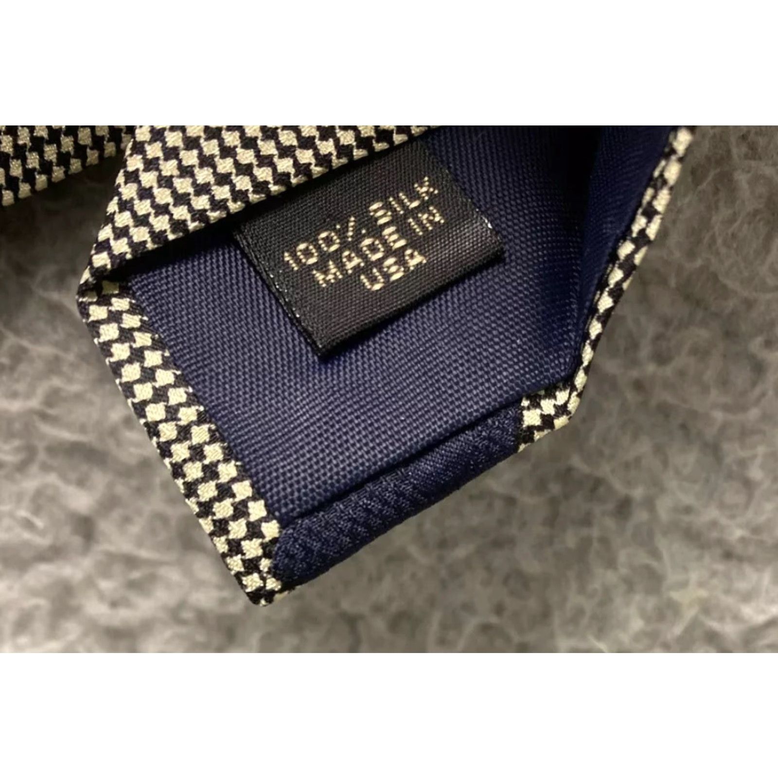 Vintage Royal Knight Men's Yellow Geometric Medallion Italian Silk Tie 4"x55" Classic Neckwear Size ONE SIZE - 3 Thumbnail