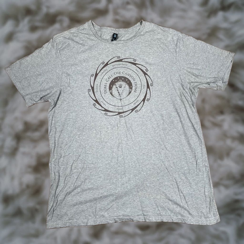 Vintage VINTAGE District Made Graphics T-Shirt Mens 2XL Gray Short Sleeve Size US XXL / EU 58 / 5 - 1 Thumbnail