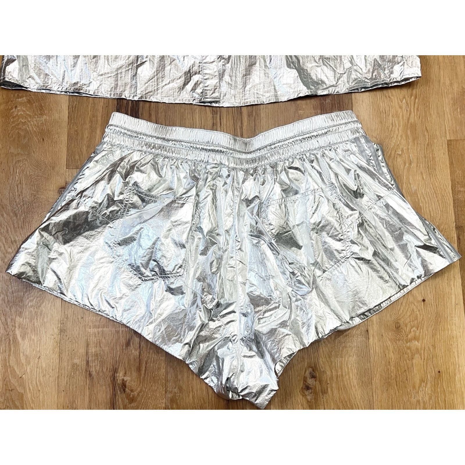 Adidas NWT Adidas Ivy Park Silver Metallic Sincher Shorts Shirt Set XXL Shirt Adult 2XL Silver Athletic Gym Running Womens Size XXL / US 16-18 / IT 52-54 - 6 Thumbnail