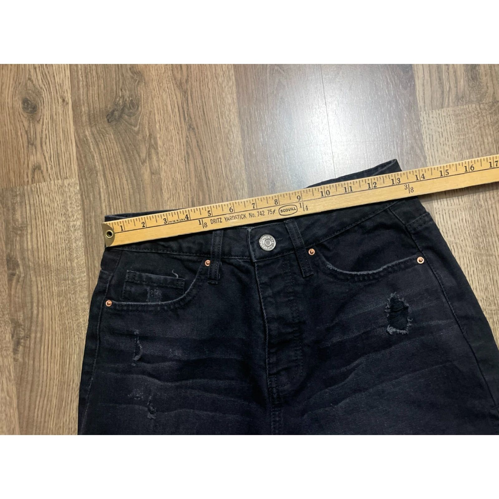 Vintage YMI Shorts Women's 3/26 Black Denim Mom Fit Cut-Off Raw Hem Regular Inseam 3.5 in Size 26" / US 2 / IT 38 - 5 Thumbnail