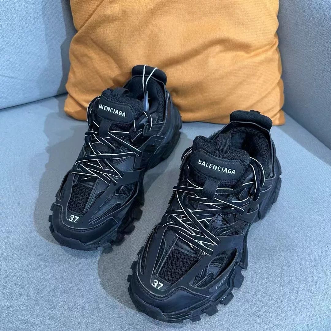 Balenciaga Balenciaga Black Lowtop Sneakers us_7 Women Size US 7 / IT 37 - 1 Thumbnail