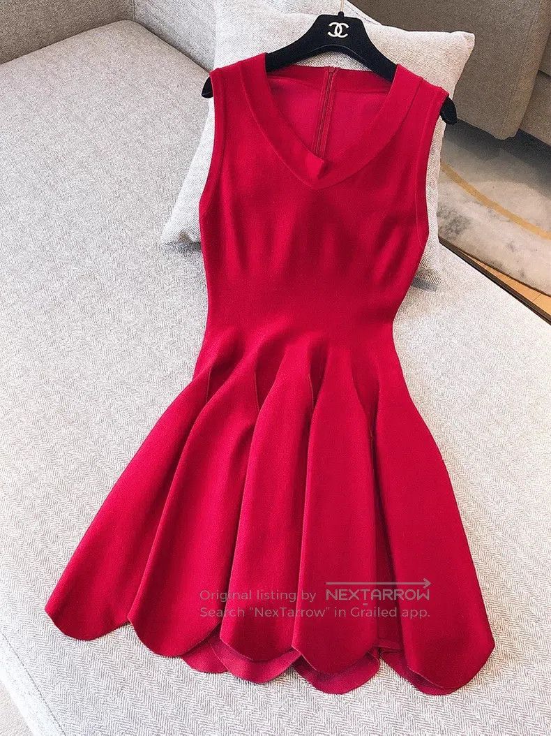 Alaia Red V-neck dress, silhouette ultra slim