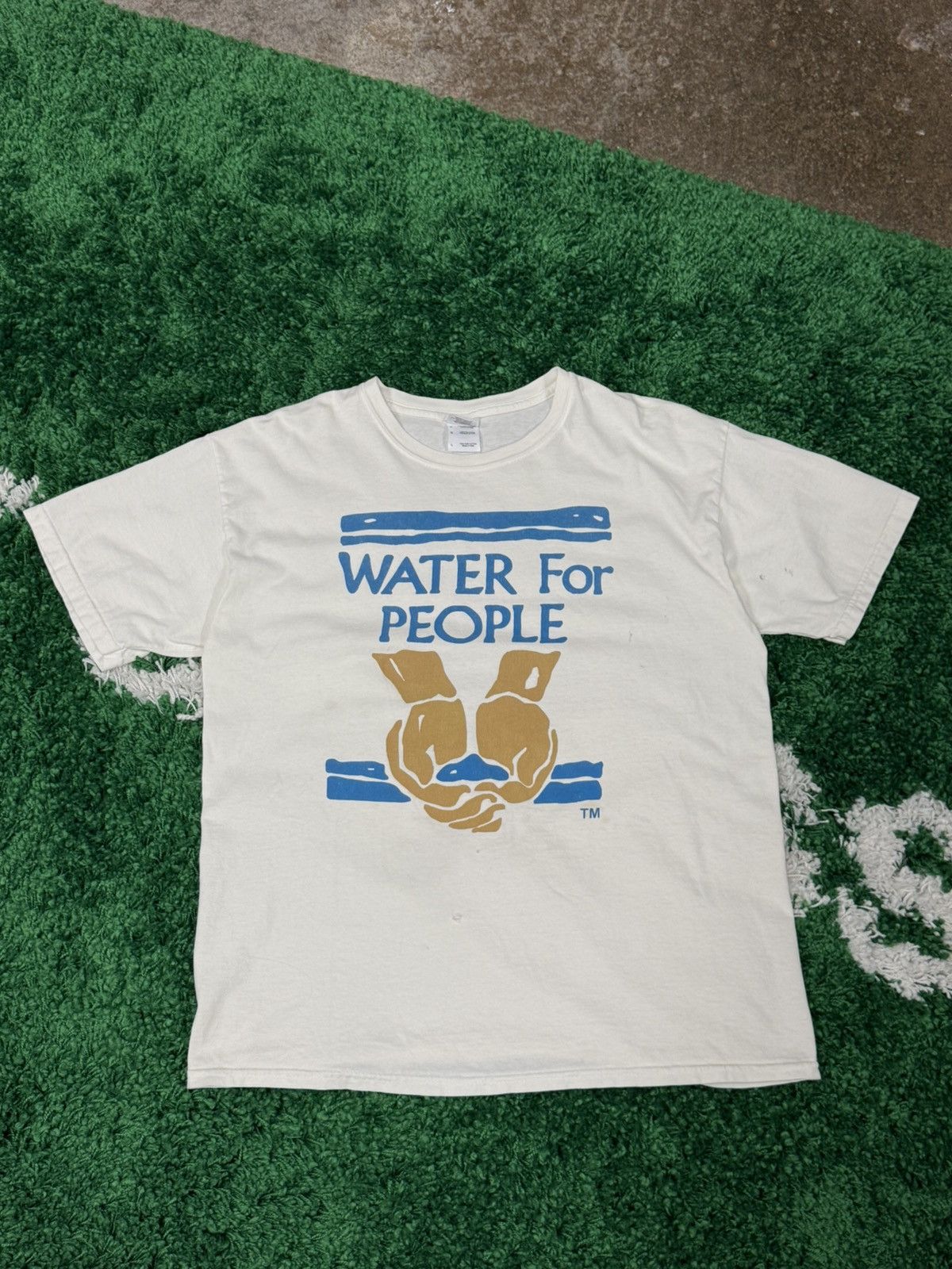 Vintage Vintage Water for The People Hands Gildan Tee Large Design Size US L / EU 52-54 / 3 - 1 Thumbnail