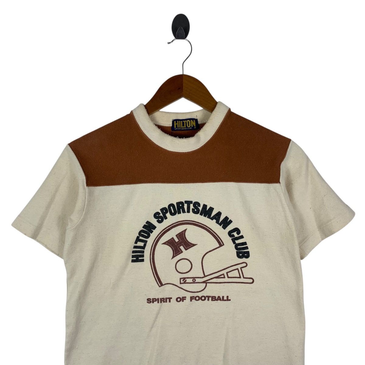 Vintage Vintage HILTON SPORTSMAN CLUB Spirit Of Football Usa TShirt Size US M / EU 48-50 / 2 - 2 Thumbnail