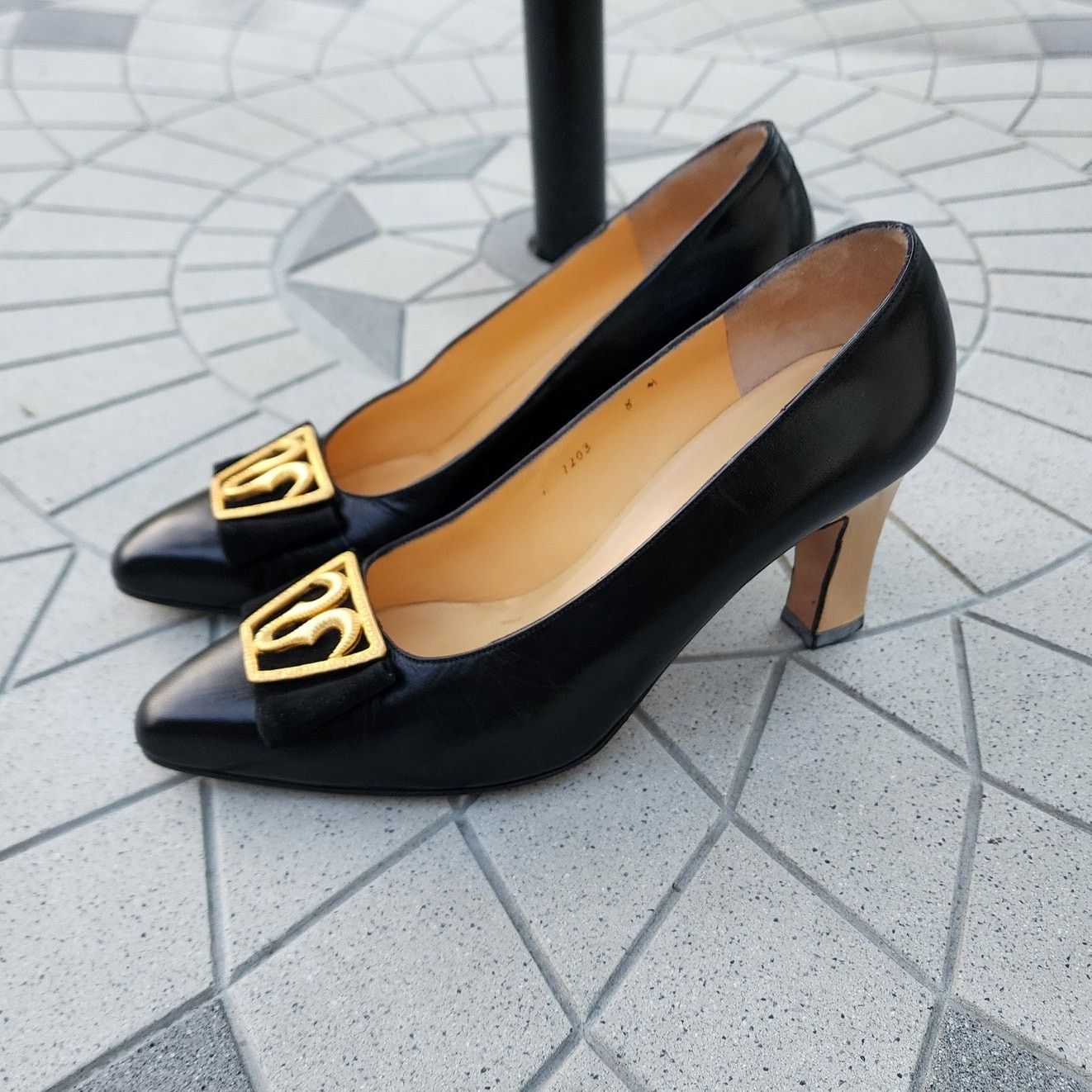 Other Chantal Leather Gold-Tone Applique Contrast Block Heel Pumps Size US 8 / IT 38 - 10 Thumbnail