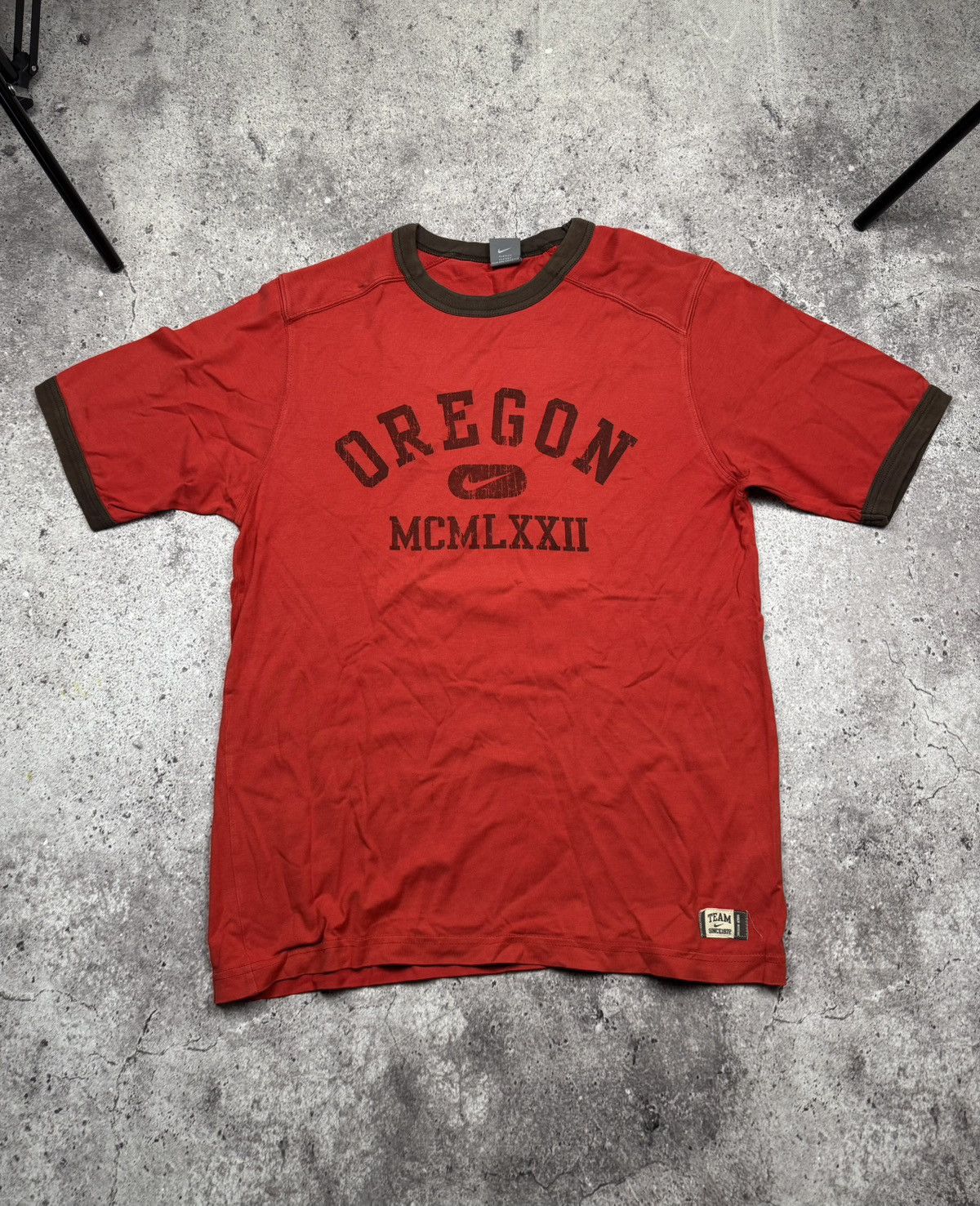 Nike Vintage Nike Oregon Y2K Big Logo T Shirt Streetwear Size US L / EU 52-54 / 3 - 1 Thumbnail