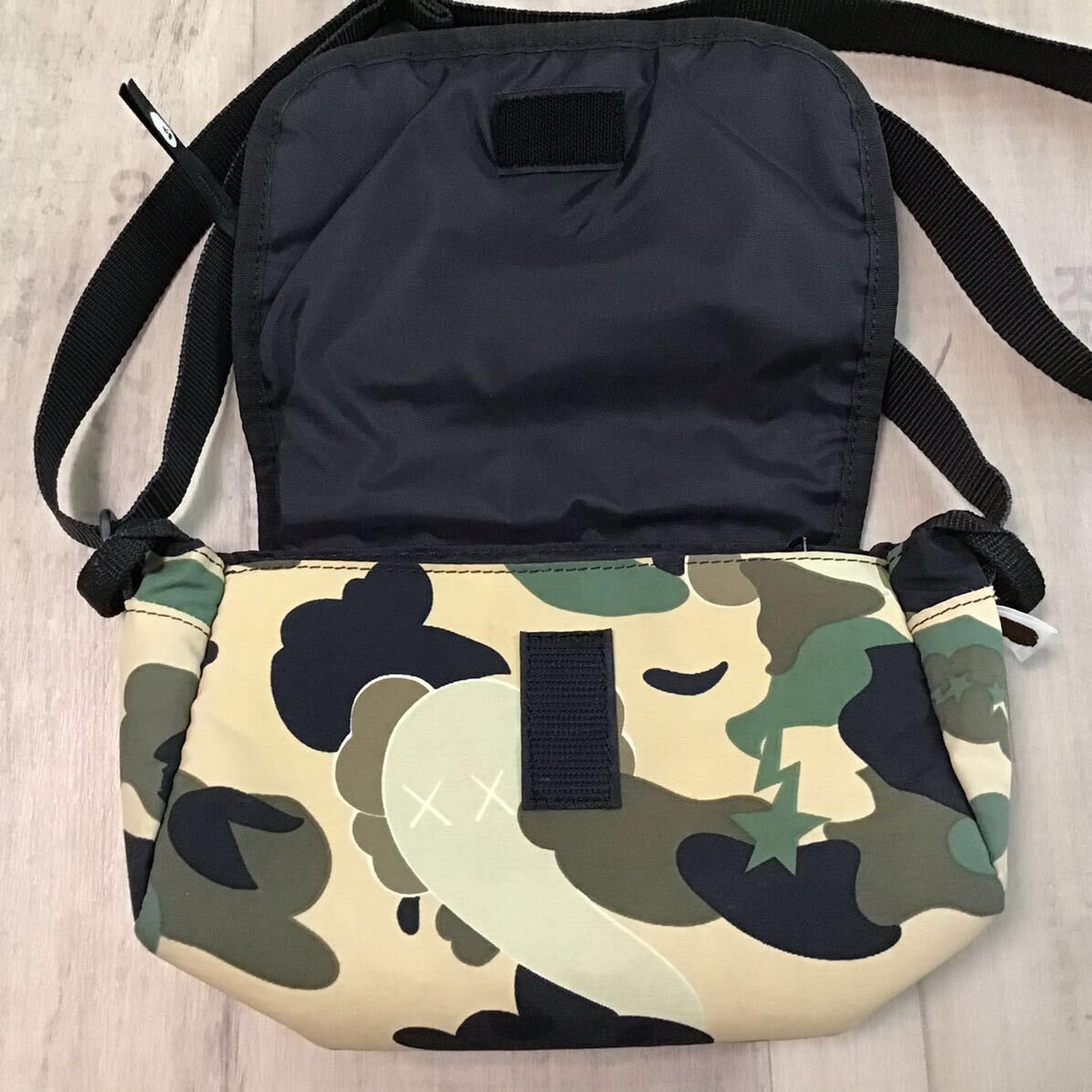 Bape × Kaws × Nigo KAWS × BAPE camo bendy shoulder bag a bathing ape NIGO Size ONE SIZE - 6 Thumbnail