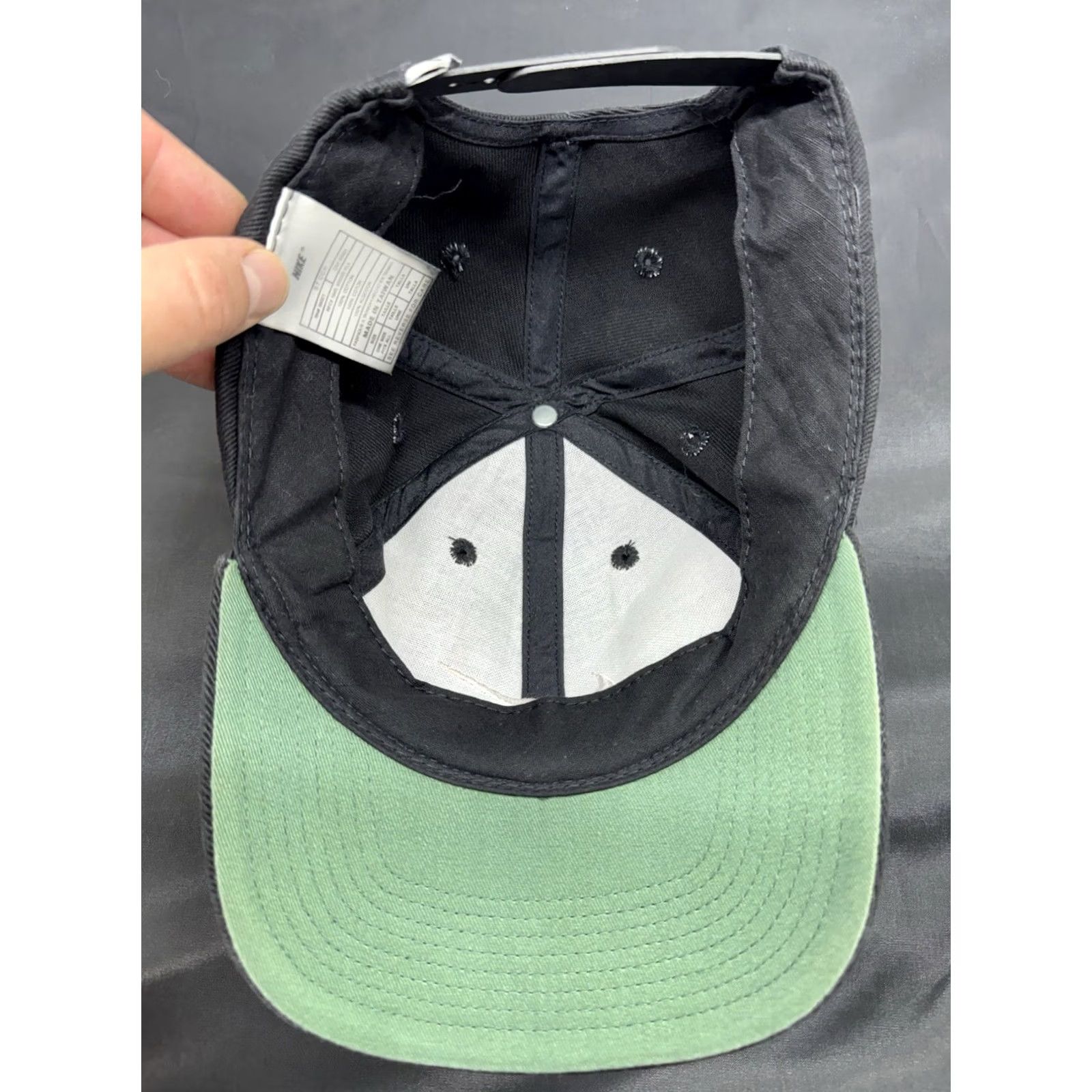 Nike VINTAGE Nike Black Snapback Hat Embroidered Swoosh Logo 90s Men One Size Adjustable Lightweight Cotton Boys Girls Mens Womens Size ONE SIZE - 3 Thumbnail