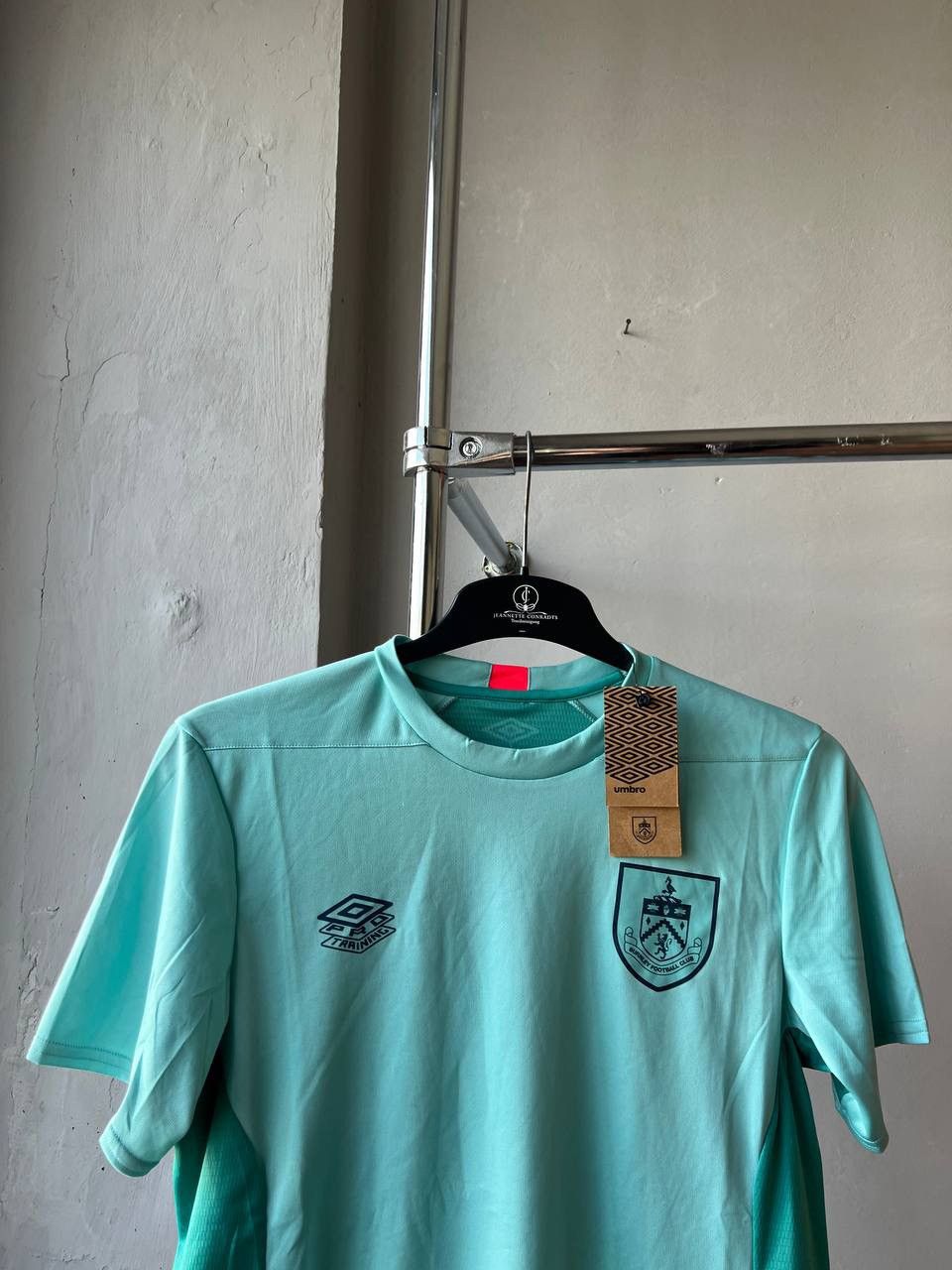 Umbro NEW! 2023/24 BURNLEY FC TRAINING SOCCER FOOTBALL JERSEY SZ M Size US M / EU 48-50 / 2 - 3 Thumbnail