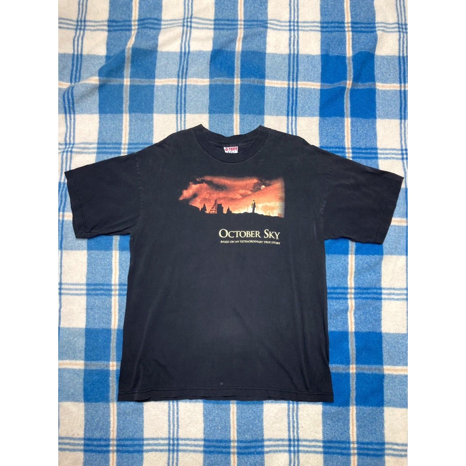 Vintage VINTAGE T-Shirt October Sky 90s Jake Gyllenhaal XL Black Mens Shirt Boys/Adults? Size US XL / EU 56 / 4 - 2 Thumbnail