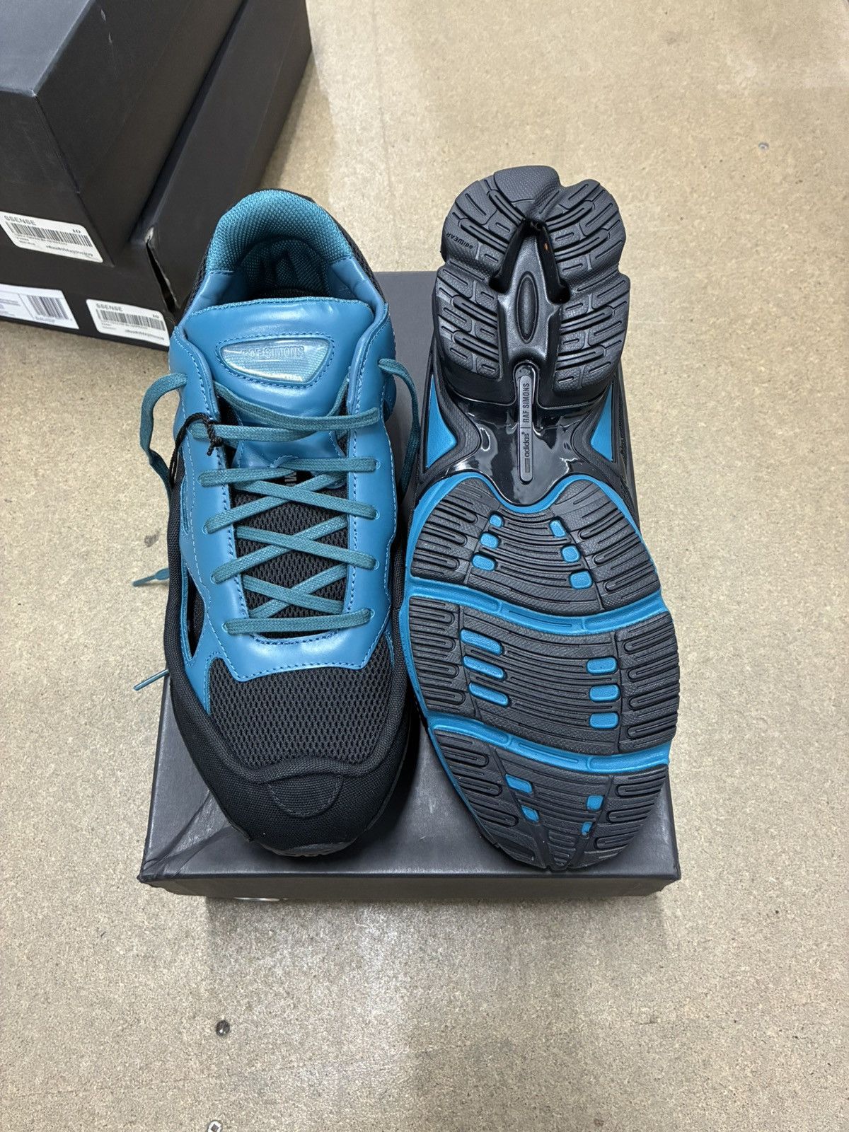 Adidas × Raf Simons RAF SIMONS ADIDAS RS REPLICANT OZWEEGO SIZE 10 Size US 10 / EU 43 - 13 Thumbnail