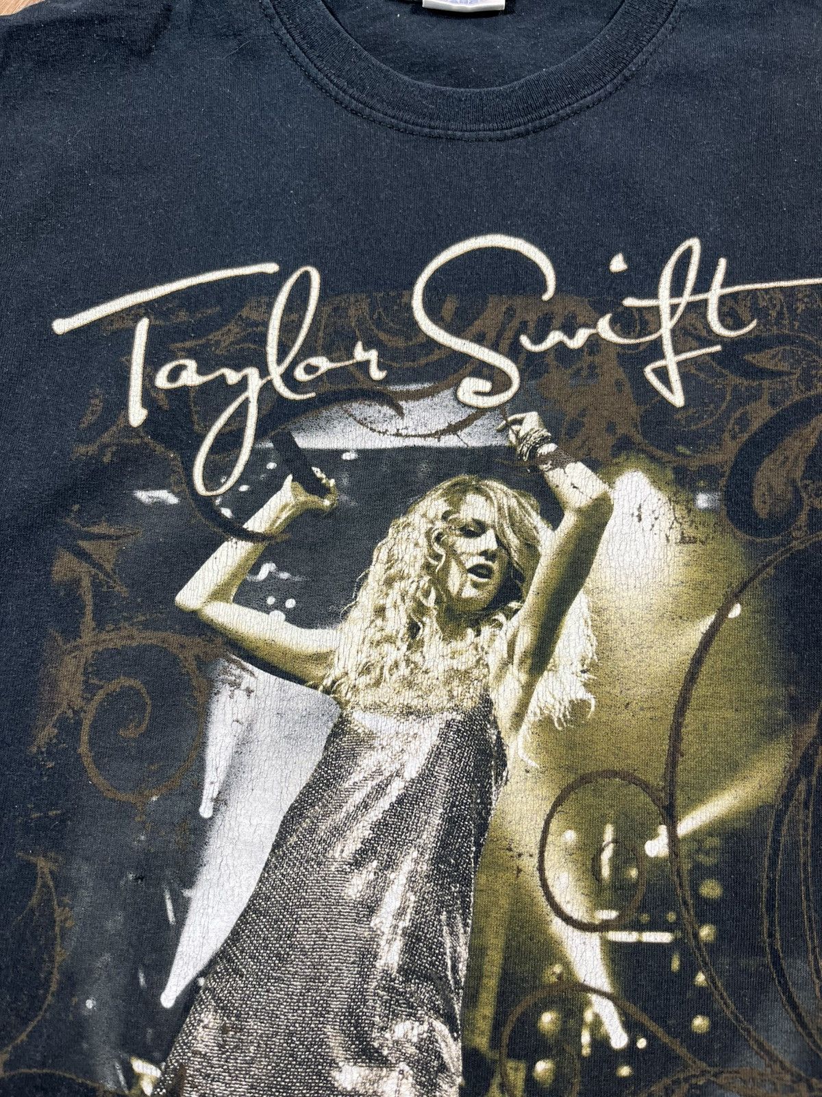 Band Tees 🫶Vintage Taylor Swift Fearless Concert Tour Tee 2009 Size US S / EU 44-46 / 1 - 9 Thumbnail