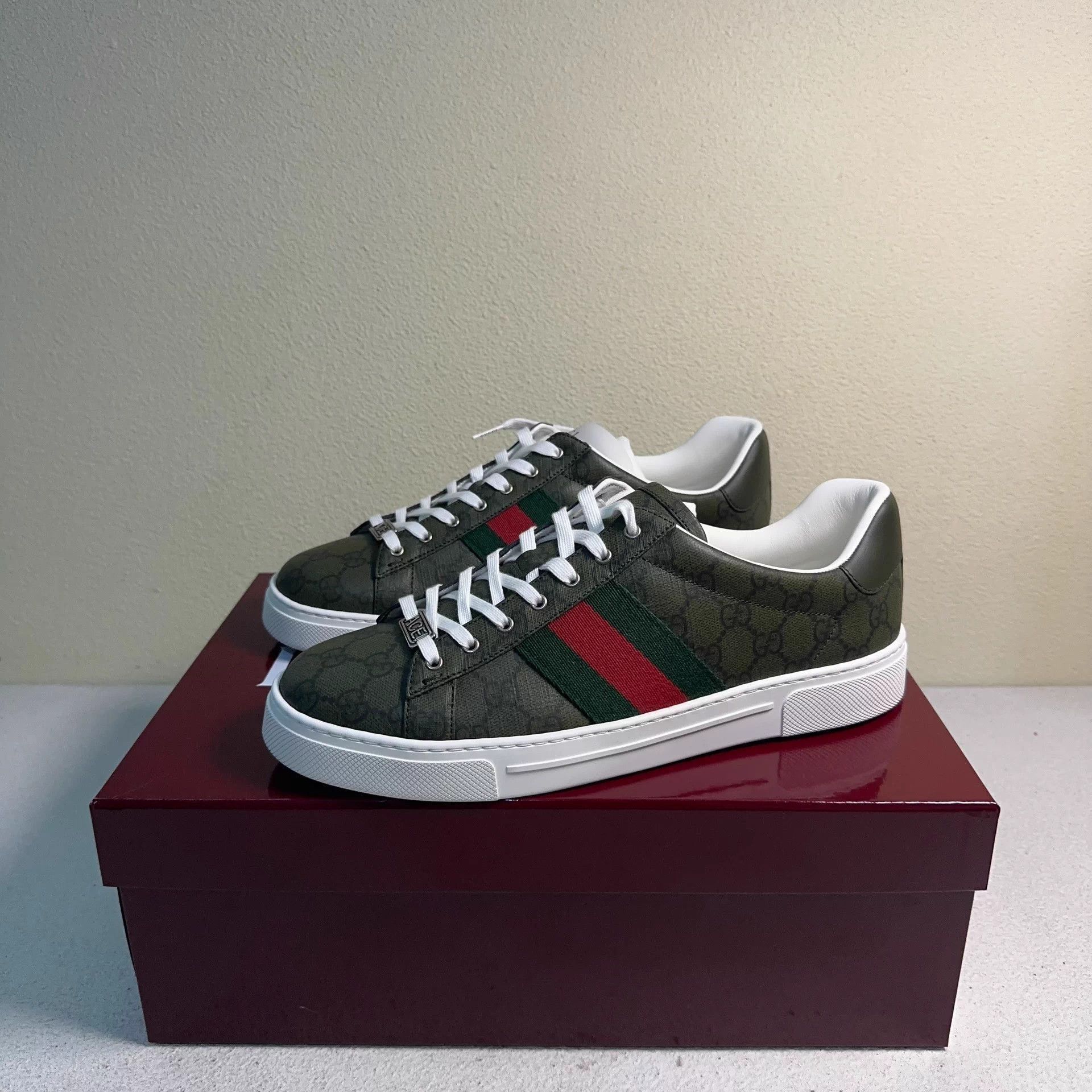 Gucci Green Low Top Sneakers with Stripe Design Size US 10.5 / EU 43-44 - 1 Thumbnail