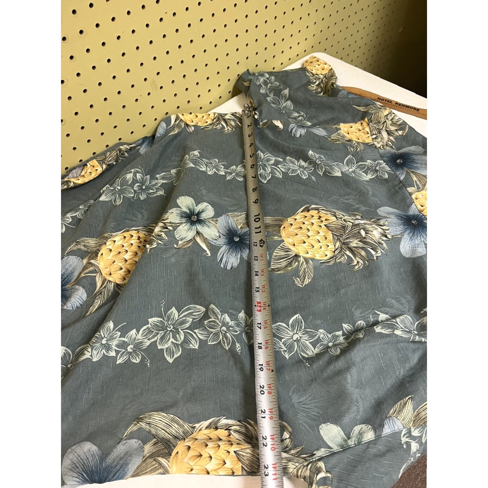 Tommy Bahama Tommy Bahama Shirt Men’s Medium Button-Up Silk Hawaiian Pineapple Flowers Size US M / EU 48-50 / 2 - 6 Thumbnail