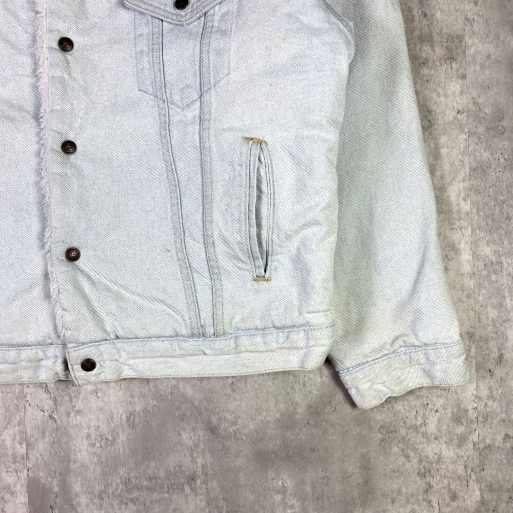 Levi's VINTAGE Levi's Trucker Jacket Denim Light Wash Mens XL with Faux Fur Lining, Button, Pockets, Cotton Outer Shell, Regular Fit, Casual Western Outdoor Size US XL / EU 56 / 4 - 6 Thumbnail