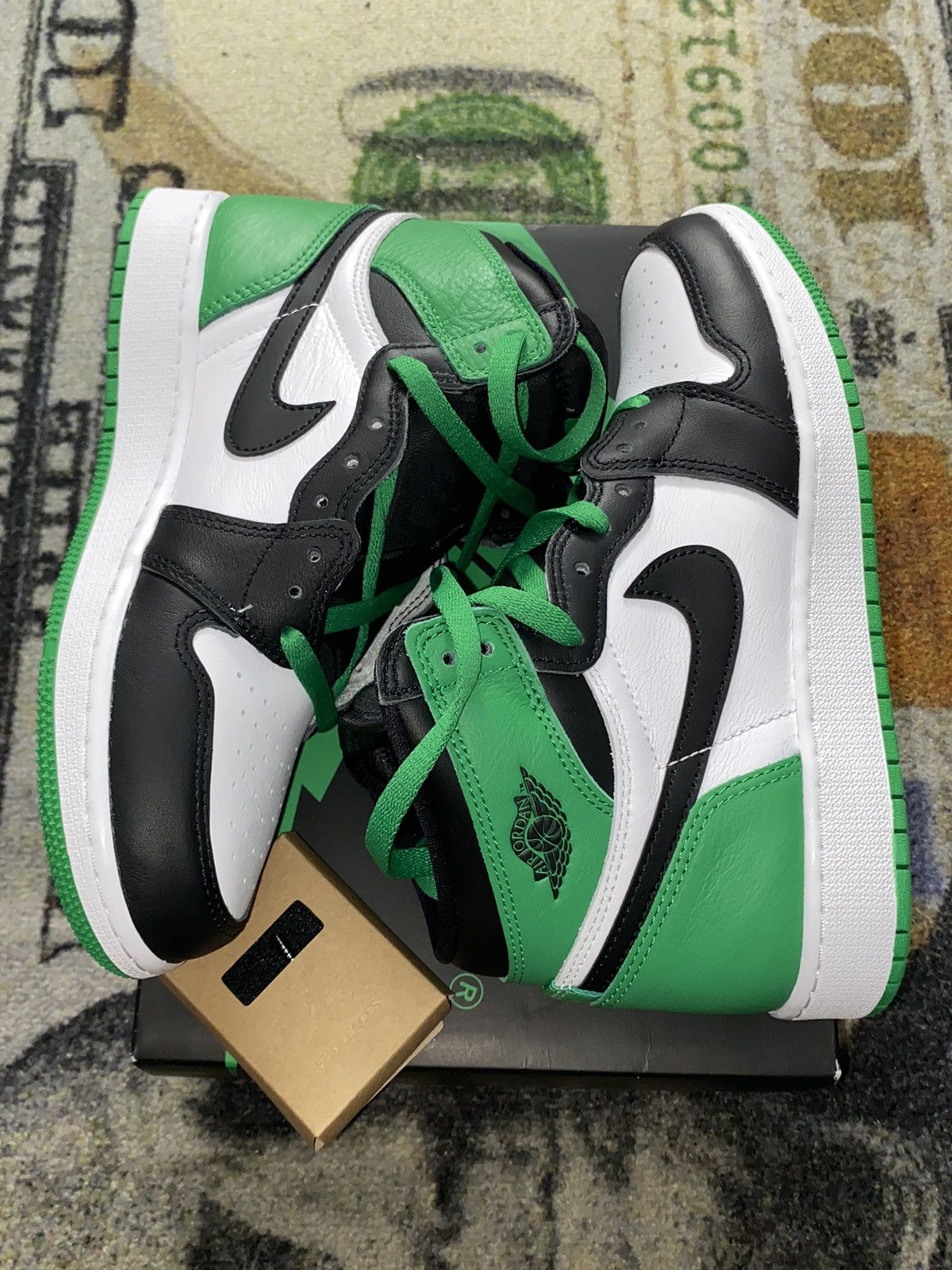 Jordan Brand × Nike Jordan 1 Retro High OG Lucky Green (7Y Grade School) Size US 8.5 / IT 38.5 - 2 Thumbnail
