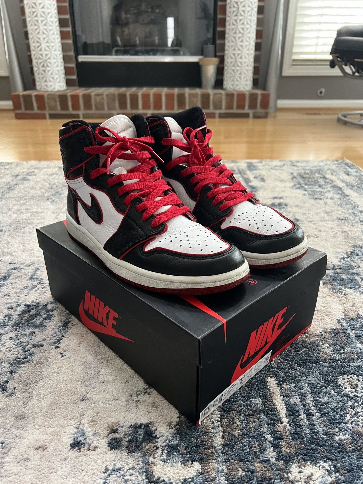 Jordan Brand Nike Air Jordan Retro 1 High OG Bloodline Size US 9 / EU 42 - 1 Thumbnail