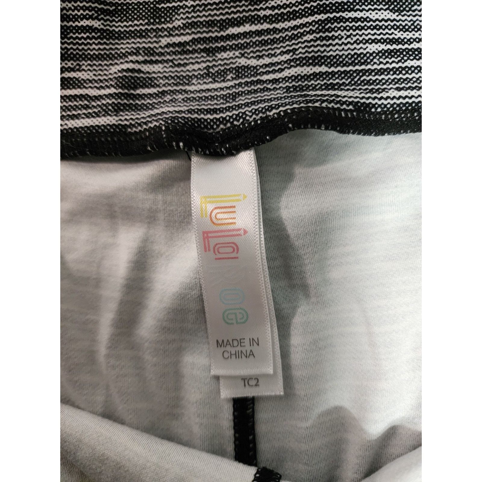 Other LuLaRoe leggings TC2 Tall & Curvy 2 size Black & White Size 28" / US 6 / IT 42 - 4 Thumbnail