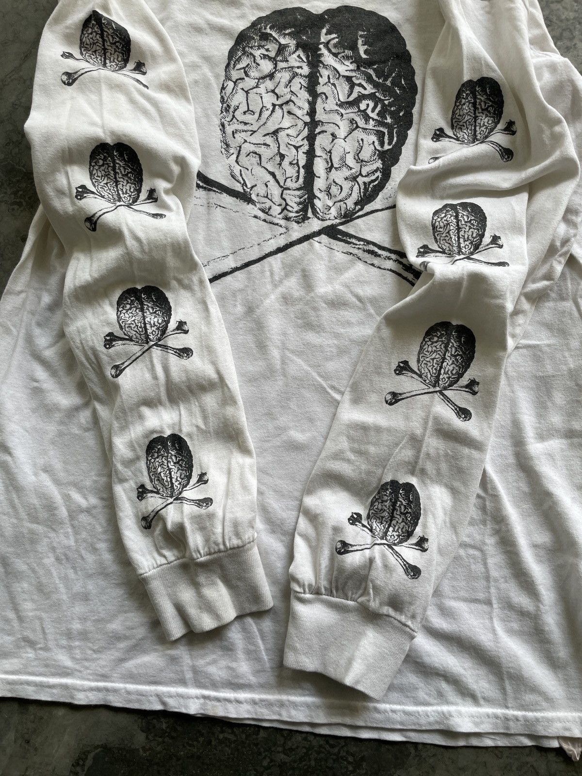 Japanese Brand Vintage 1999 Undercover Brain Cross Bones L/S Printed Tshirt Size US M / EU 48-50 / 2 - 6 Thumbnail