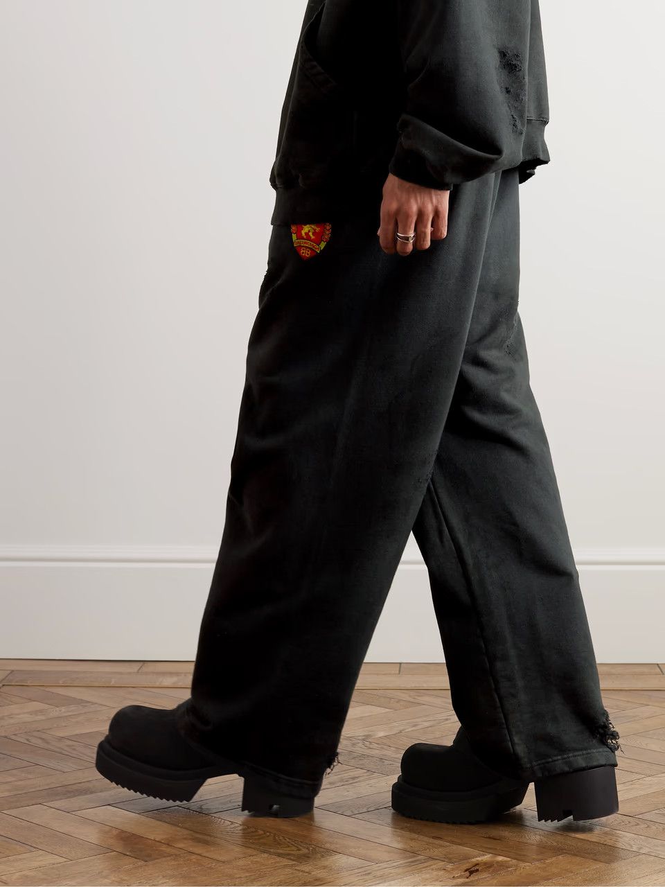 Balenciaga o1la1rc1a0425 Skater Baggy Sweatpants & Joggers in Black Size US 30 / EU 46 - 3 Thumbnail