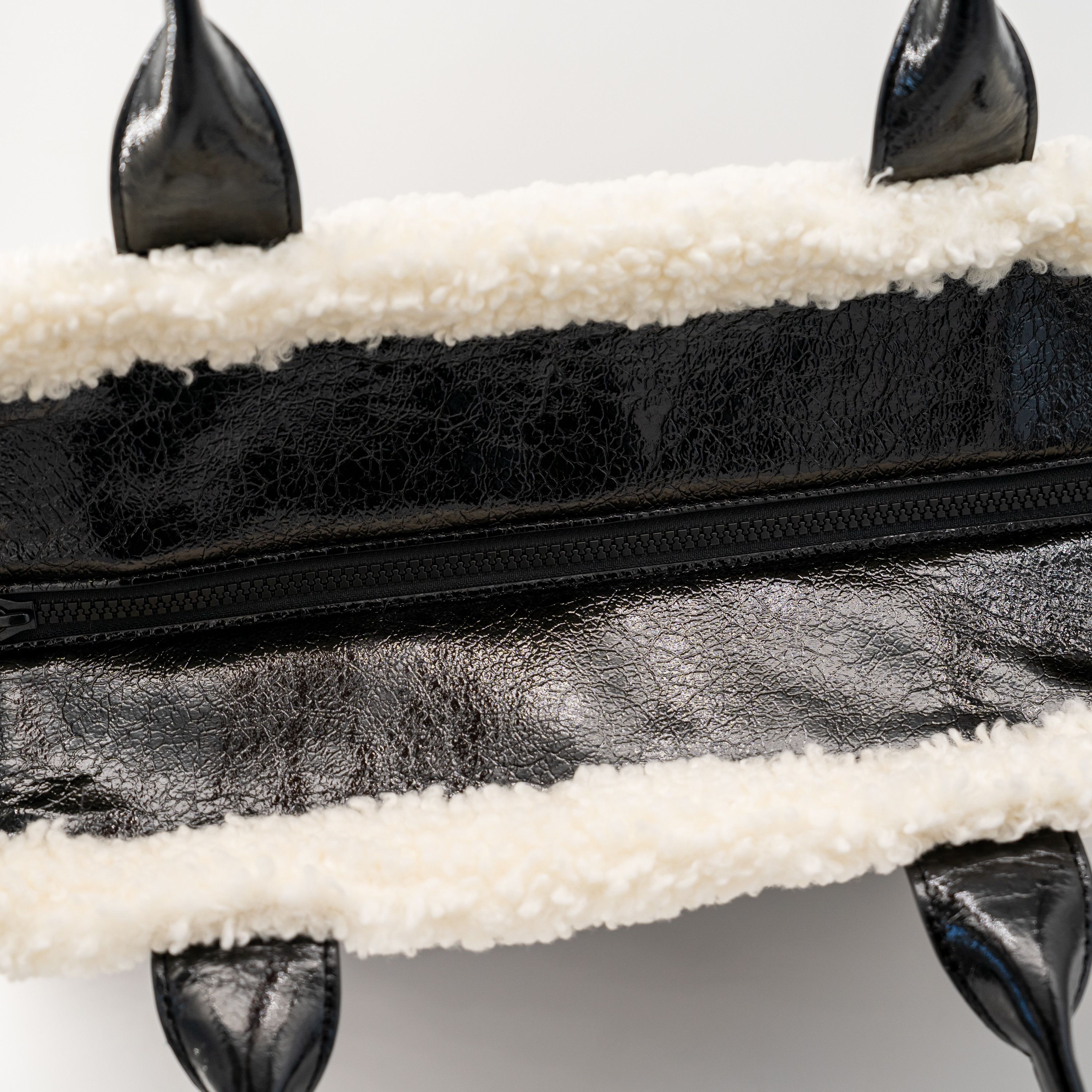 Marc Jacobs Marc Jacobs Crinkle Leather Shearling Tote Bag Large Black Size ONE SIZE - 9 Thumbnail