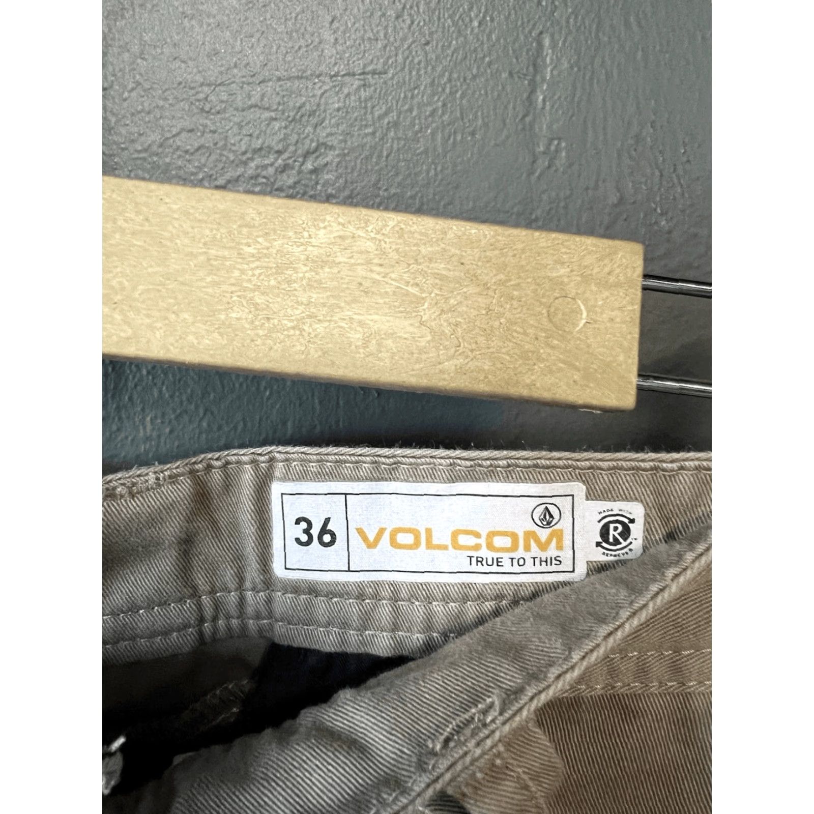 Volcom VINTAGE Volcom Mens Beige Chino Shorts 36 Regular Tan Chino Men Beige 36 Volcom Mens Shorts Size US 36 / EU 52 - 3 Thumbnail