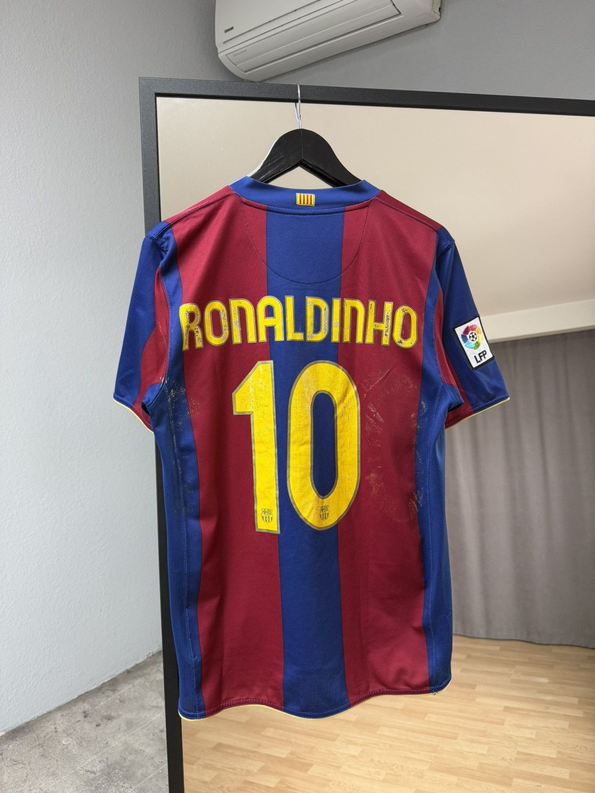 Nike Vintage Nike Barcelona #10 Ronaldinho 2007/08 Jersey Shirt Size US M / EU 48-50 / 2 - 1 Thumbnail