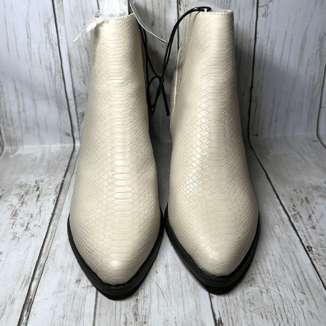Vintage **Women's Cream Block Heel Ankle Bootie Size 9.5 New** User: Women's Cream Block Heel Ankle Boot Size 9.5 New Size US 10 / IT 40 - 2 Thumbnail