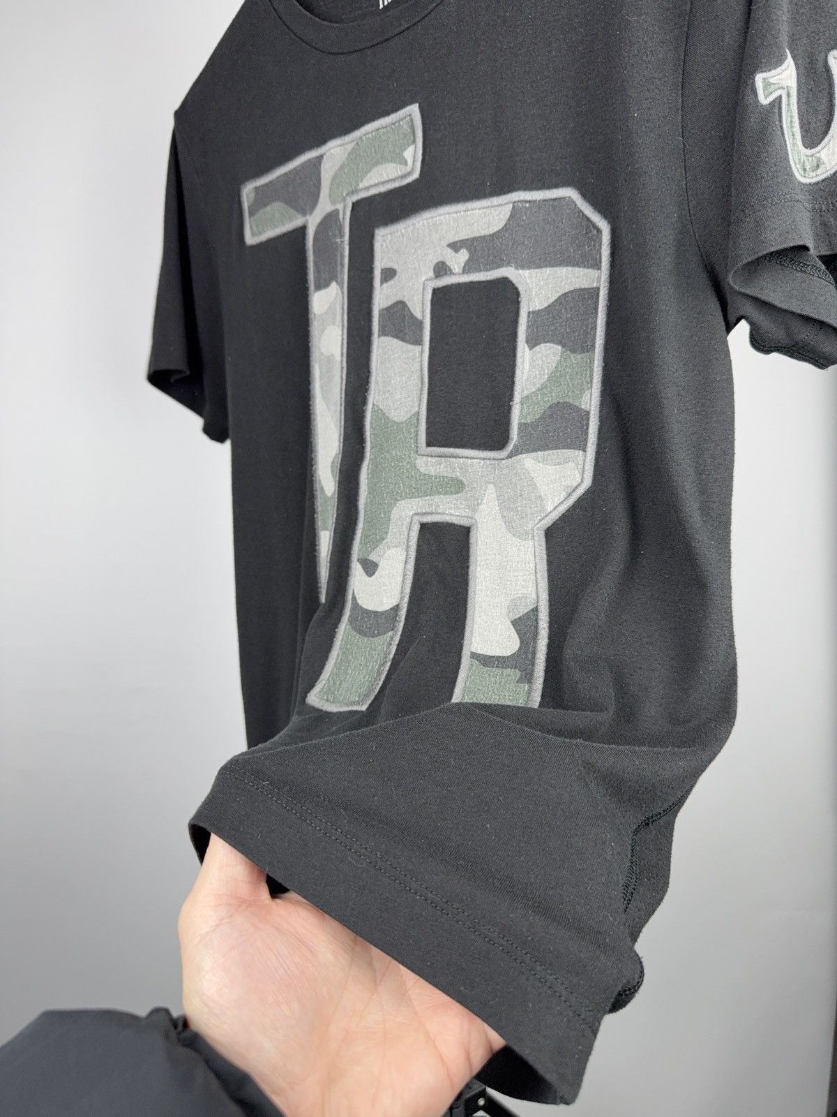 True Religion 00s Y2K True Religion TR Camo Logo Graphic T-Shirt Black Size US M / EU 48-50 / 2 - 9 Thumbnail