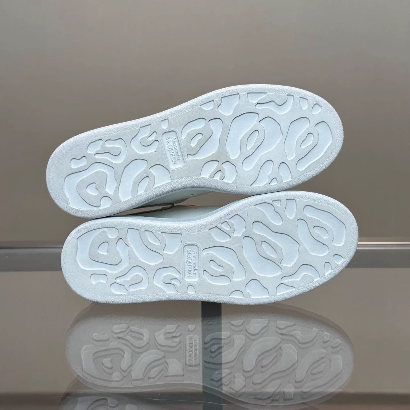 Alexander McQueen Alexander McQueen Iridescent White Sneakers EU37 99 Size US 6 / IT 36 - 7 Thumbnail