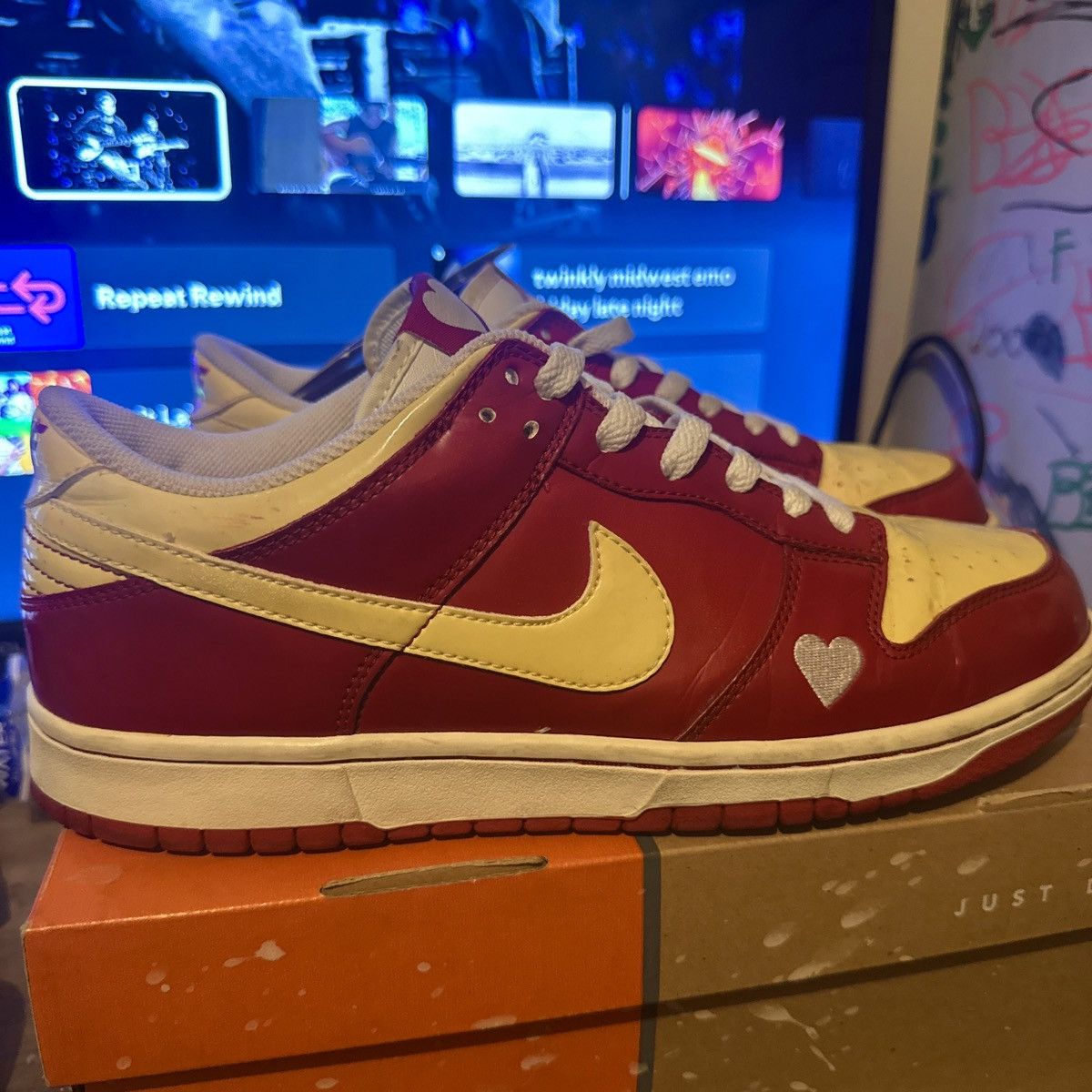 Nike Nike Dunk Low Valentines Day 2004 wmns Size US 9.5 / EU 42-43 - 3 Thumbnail