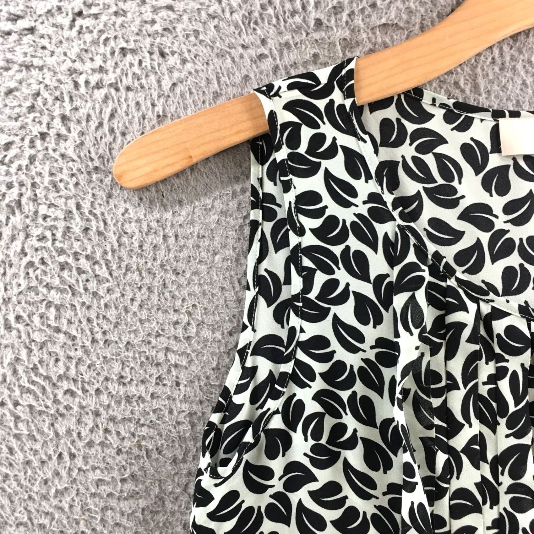 Ann Taylor Ann Taylor LOFT Blouse Womens Small Black Sleeveless Leaf Print Pleated Front Size S / US 4 / IT 40 - 4 Thumbnail