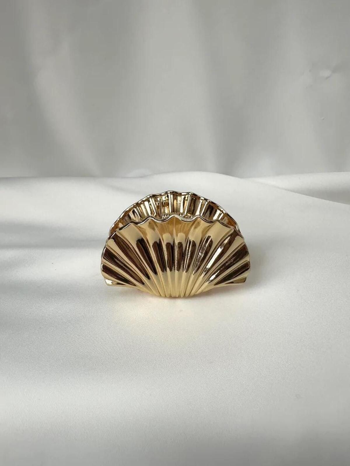 Other Small seashell gold conch shell shaped hair claw Size ONE SIZE - 1 Thumbnail